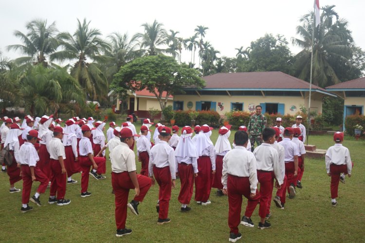 TMMD Ke-123: TNI Latih Peraturan Baris-Berbaris kepada Siswa SD di Tebo Ulu