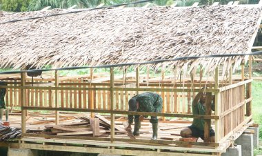 Satgas TMMD ke-123 Kodim 0416/Bungo Tebo: Bangun Kandang Kambing untuk Meningkatkan Ketahanan Pangan Masyarakat