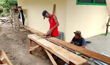 Satgas TMMD dan Warga Gotong Royong Bikin Pintu Madrasah