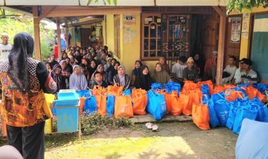 Anggota DPD RI Hj Elviana Bagikan Sembako untuk Korban Banjir di Danau Buluh Bungo
