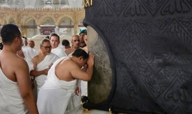 Presiden Prabowo Tunaikan Ibadah Umrah dan Cium Hajar Aswad di Masjidil Haram