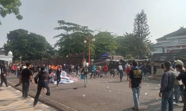 Ricuh di Jambi! Massa Serbu DPRD, Polisi Hujani Gas Air Mata