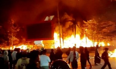 Kantor DPRD Makassar Dibakar, Kasii Kesra dan Anggota Satpol PP Tewas