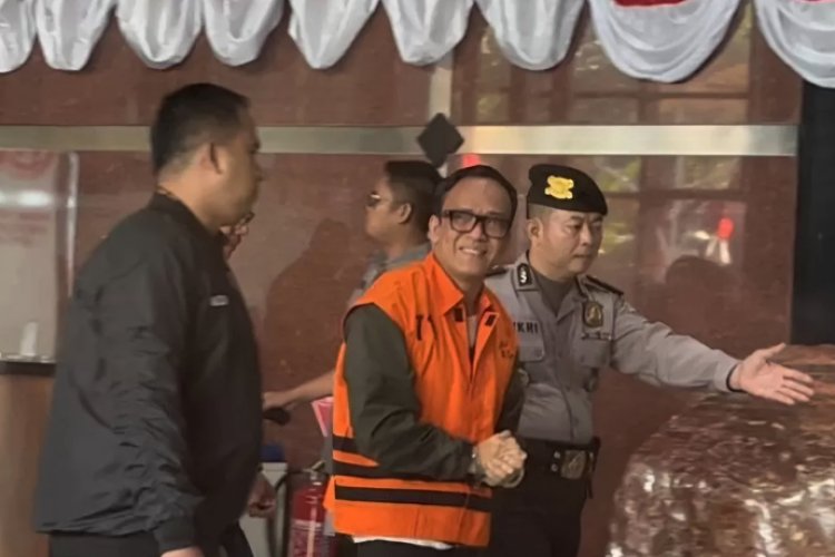 Wamenaker Immanuel Ebenezer Menangis Saat Digiring KPK