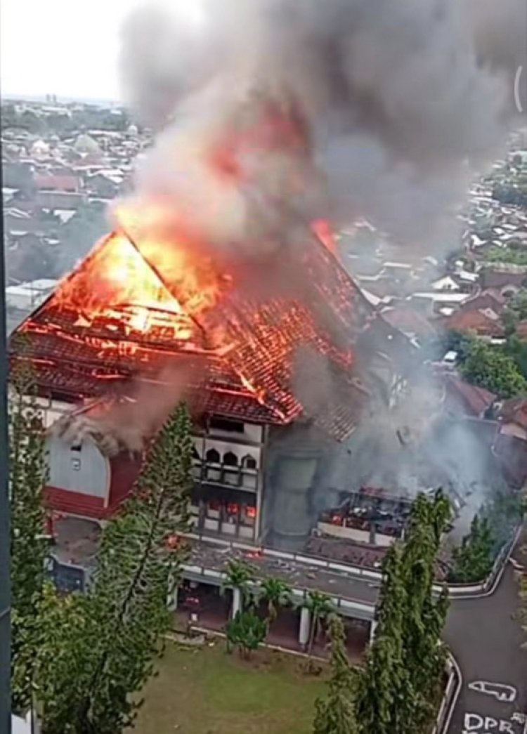 Massa Jarah Fasilitas Gedung DPRD NTB: Kan Banyak Tikus-tikus di Dalam Makanya Kita Bakar Sarangnya