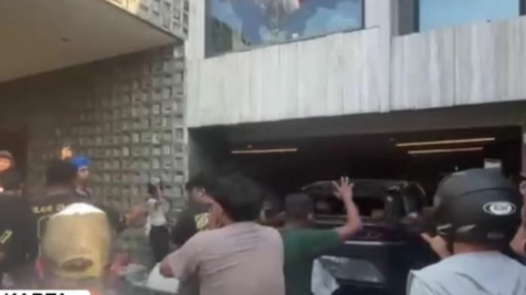 NGERI!! Rumah Ahmad Sahroni Dijarah Massa, Mobil dan Barang Dirusak