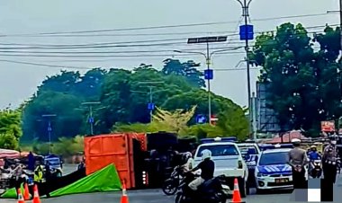 Sempat Zig Zag! Truk Batu Bara Tabrak Trotoar Lampu Merah di Simpang 4 PU Muara Bungo