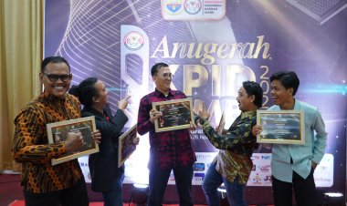 Diskominfo Provinsi Jambi Raih Penghargaan Penyelenggara Peduli Penyiaran pada Anugerah KPID Jambi 2025