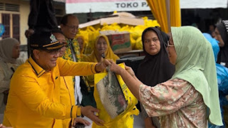 Asikin Tampil Ramah Dan Dekat Dengan Warga Di Pasar Murah Golkar Muaro Jambi