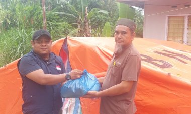 Menembus Lumpur dan Jalan Putus! Kisah Ustadz Dody MH Pikul Sembako untuk Warga Terisolasi di Jorong Sungai Rangeh