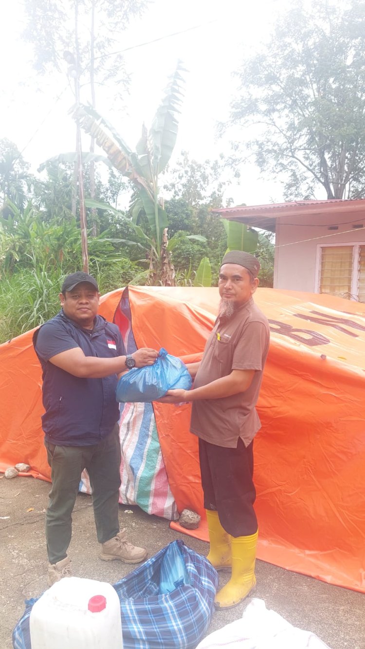 Menembus Lumpur dan Jalan Putus! Kisah Ustadz Dody MH Pikul Sembako untuk Warga Terisolasi di Jorong Sungai Rangeh
