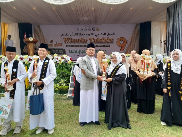 Suasana Haru Wisuda Tahfidz Diniyyah Al-Azhar Indonesia, Direktur Pendidikan Dorong Santri Menjadi Generasi Global Berkarakter Qur'ani