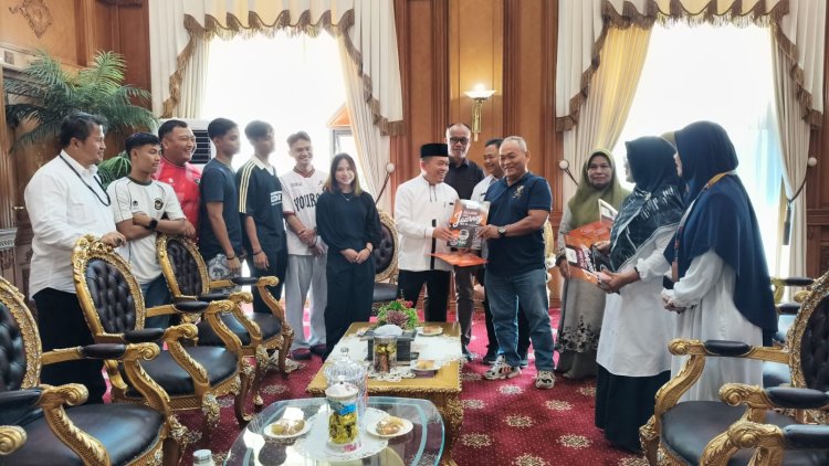 Tunaikan Janji, Gubernur Al Haris Umrohkan Orang Tua Peraih Emas PON Aceh-Sumut