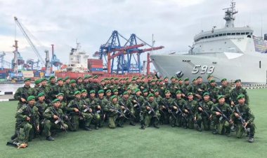 Di Depan KRI Banda Aceh, Sekitar 68 Prajurit Satgas Pamtas Brigif TP 34 Cakra Buana Resmi Dilepas Kolonel Arief Widyanto