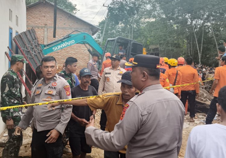 Tragedi Longsor di Bungo, Dua Anak Meninggal Tertimbun Tanah, Wakapolres Pimpin Langsung Evakuasi