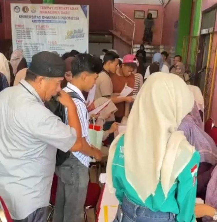 Registrasi Ulang Gelombang I Membludak, Antusias Calon Mahasiswa Baru Warnai Kampus UNDHARI