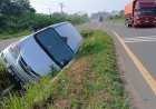 Diduga Tak Ada Rambu-Rambu, Minibus Xenia Alami Kecelakaan Tunggal di Sirih Sekapur