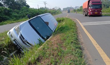 Diduga Tak Ada Rambu-Rambu, Minibus Xenia Alami Kecelakaan Tunggal di Sirih Sekapur