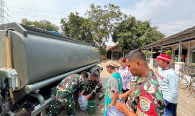 Bantu Warga Terdampak Kekeringan, TNI Distribusikan Air Bersih di Desa Kroya Indramayu