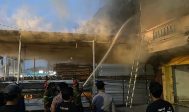Ruko ABAK PLAFON Terbakar Hebat, Pemilik Dilarikan ke RS, Kerugian Rp250 Juta