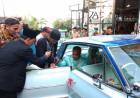 Ramadhan, Lima Pasang Penganten Nikah Bareng di Mobil Antik