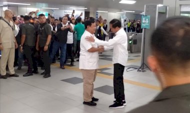 Bertemu di Stasiun Lebak Bulus, Jokowi dan Prabowo Naik Kereta MRT Bersama