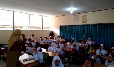 Hari Pertama Sekolah, Siswa Sibuk dan Orang Tua Pun Ikut Sibuk