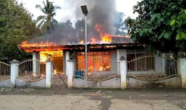 BREAKING NEWS!! Rumah Kades Lubuk Kepayang Sarolangun Ludes Terbakar