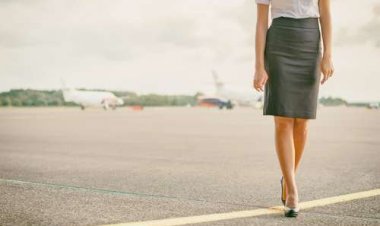 Pramugari Ini Siap Layanan Mesum di Toilet Pesawat, Gaji Kurang Jadi Alasan