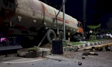 Mobil Tangki Pengangkut CPO Tabrak Hingga Hancur Pembatas Jalan di Bungo