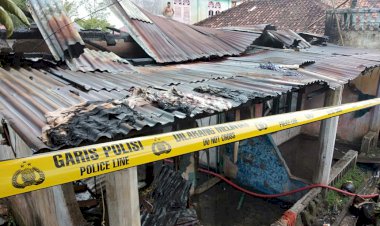 Ditinggal Kerja, Bedeng Dua Pintu di Legok Ludes Dilalap Api
