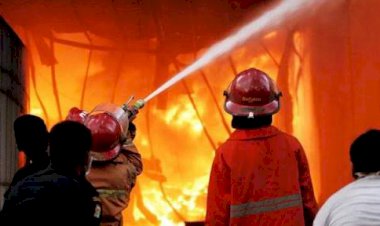 Kebakaran Landa Sebuah Pabrik di Matraman