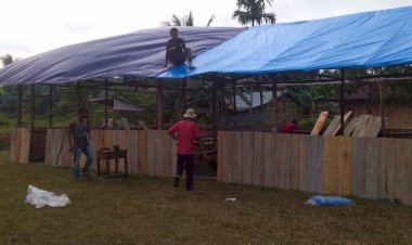 Demi Sekolah, Wali Murid SDN 310 Swadaya Bangun Kelas Beratap Terpal