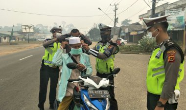 Antisipasi Kabut Asap Kian Tebal Polisi dan BPBD Bagi-bagi Masker
