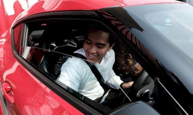 Momen Gibran & Kaesang Menjajal Supra di Pabrik Toyota