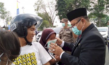 Pemkot Jambi Bagi-bagi Masker ke Pengguna Jalan