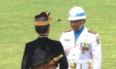 Momen Sejarah! Jokowi Turun dari Mimbar Kehormatan dan Salami Komandan Upacara