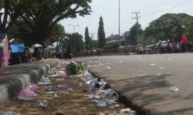 Usai Pawai 17 Agustus, Kota Sarolangun Dipenuhi Sampah