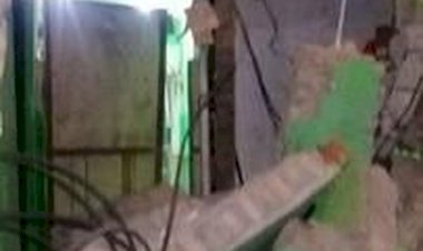 Truk Tabrak Mushola Hingga Dinding Jebol