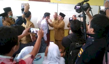 Gubernur Jambi Fachrori Umar Bagikan 1.500 Masker kepada Pelajar