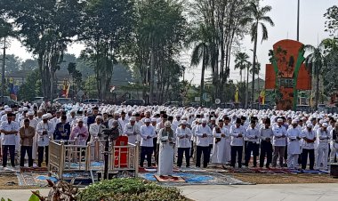 Ribuan Jamaah Minta Hujan, Lakukan Sholat Istisqa di lapangan Kantor Walikota