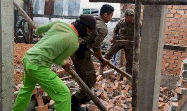 GERAM! Tak Miliki IMB Tiga Kios Pasar Aur Duri Dibongkar Paksa Satpol-PP