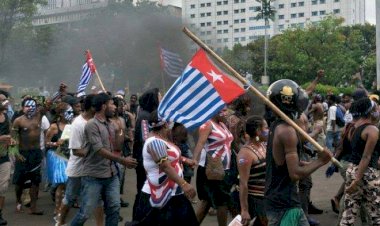Polisi Tangkap Pengibar Bendera Bintang Kejora di Depan Istana