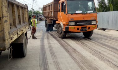 Diduga Dishub Biarkan Truk Tonase Berat Melintas Kawasan Perkantoran Tanjab Barat