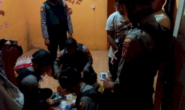 BREAKING NEWS! Asyik Berjudi, Enam Orang Diamankan Polisi