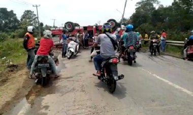 BREAKING NEWS!! Mobil Damkar Terbalik di Jalan Lintas Bungo