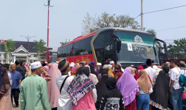Isak Tangis Sambut Kedatangan Jamaah Haji Tanjabbar, Ridwan: Alhamdulillah Ibuku Tiba Selamat