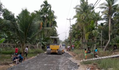 Iring-iringan Truk Material Proyek Jalan Teluk Sialang Dikeluhkan Warga