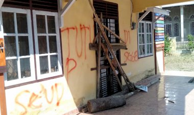 Tuntut Denda Adat Kasus Asusila Kades, Ratusan Pemuda Segel Kantor Desa Titian Teras