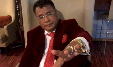 Hotman Paris Sindir Farhat Abbas Pakai Baju di Bawah Rp200 Ribu